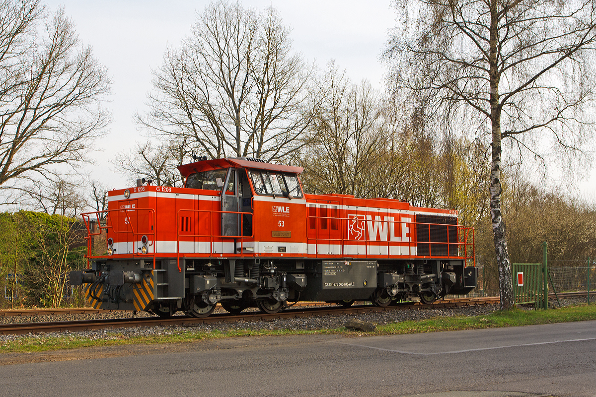 
Die WLE 53  Kreis Soest  (275 505-6) der Westfälische Landes-Eisenbahn GmbH in Lippstadt steht am 01.04.2014 am Werksanschluss der Salzgitter Mannesmann Precision GmbH in Burbach-Holzhausen. Sie wartet auf ihre Wagen, aber erst wenn die Wagen mit Luppen (Rohrrohlinge) leer sind, kann sie die Heimreise antreten.

Die Lok, eine Vossloh G 1206 (ehem. MaK), wurde 2008 unter der Fabriknummer 5001639 gebaut, sie hat die NVR-Nummer 92 80 1275 505-6 D-WLE und EBA-Nummer EBA 08D08M 005. 