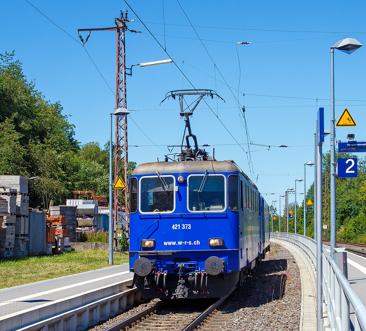 
Die WRS Re 421 373-2 (91 85 4421 373-2 CH-WRSCH), ex SBB Re 4/4 II 11373, f�hrt am 01.07.2018 mit der 146 520-2 (91 80 6146 520-2 D-WRSCH) der WRS Deutschland GmbH am Haken durch den Bf Wilnsdorf-Rudersdorf in Richtung Gie�en.