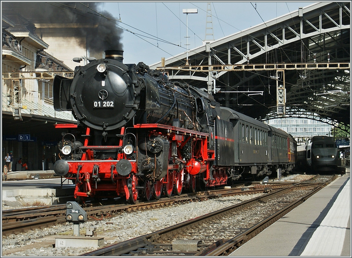 Die wundersch�ne 01 202 in Lausanne. Bemerkenswert: Der Zug im Hintergrund ist bereist Geschichte, da verschrottet.
24. Mai 2009