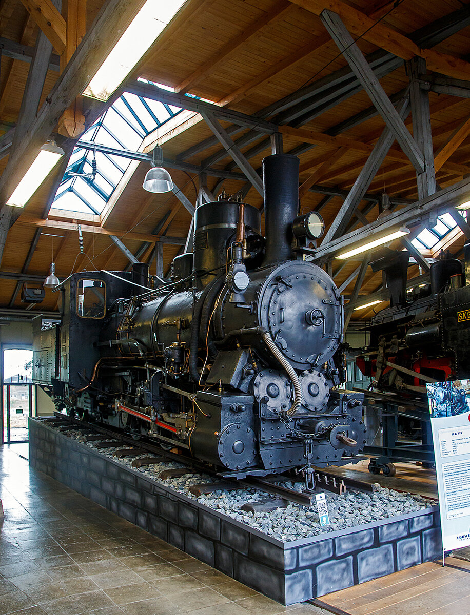Die Zahnraddampflokomotive ex BHStB (Bosnisch-Herzegowinischen Staatsbahnen) / BHLB (Bosnisch-Herzegowinische Landesbahnen) IIIc5 719, ab 1918 SHS 719 (Železnice Kraljevine Srba, Hrvata i Slovenaca, deutsch Eisenbahnen des Königreichs der Serben, Kroaten und Slowenen, ab 1929 JDŽ 97-019 (Jugoslovenske Državne Železnice) und ab 1954 JŽ 97-019 (Jugoslovenske Železnice) am 11.09.2022 in der Lokwelt Freilassing.

Die Lok wurde 1908 von der Wiener Lokomotivfabrik Floridsdorf (WLF) für die Bosnisch-Herzegowinischen Staatsbahnen. Die WLF besaß die Lizenz des Zahnradbahn-Systems Abt für das Gebiet der damaligen Österreichisch-Ungarischen Monarchie. Die Außerdienststellung der Lok erfolgte erst Mitte der 1970er Jahre. Die Lok ist Eigentum vom Deutschen Museum – Verkehrszentrum.

Die österreichisch-ungarische Verwaltung erbaute nach der militärischen Okkupation der Provinz Bosnien-Herzegowina des osmanischen Reiches ein umfangreiches Schmalspurnetz mit der Spurweite von 760 mm. Bis 1908 agierte dieses Bahnnetz unter den Namen Bosnisch-Herzegowinische Staatsbahnen (BHStB), ab 1908 als „Bosnisch-Herzegowinische Landesbahnen (BHLB).

Die Zahnraddampflokomotiven der Reihe IIIc5 701–721 waren Stütztenderlokomotiven mit drei Kuppelachsen für Adhäsions- und Zahnradantrieb in Bosnischer Spurweite, beschafft von den Bosnisch-Herzegowinischen Staatsbahnen (BHStB). Der Zahnradantrieb (eigener zweizylindriger Antrieb) im System Abt (2 Lamellen) erfolgte durch zwei Zahnräder (Ø 688 mm). Die Nachfolgerinnen der BHStB, die Bosnisch-Herzegowinischen Landesbahnen (BHLB) und die Eisenbahnen des Königreichs Serbien, Kroatien und Slowenien (SHS) stellten weitere 17 Maschinen der Baureihe in Dienst. Bei den Jugoslawischen Eisenbahnen (JDŽ, später JŽ) wurde die Serie als Baureihe 97 bezeichnet. Sie ist mit 38 Exemplaren die in größter Stückzahl gebaute Zahnradlokomotive der Welt.

Die Reihe IIIc5 ist als Weiterentwicklung der IIIb4 konstruktiv stark an ihre Vorgängerin angelehnt. Die schmale Bosnische Spurweite machte bei beiden Typen die Verwendung eines Außenrahmens notwendig, in dem die drei gekuppelten Treibachsen gelagert sind. Wie bei den von der Lokomotivfabrik Floridsdorf stammenden Zahnradlokomotiven üblich ist der Zahnradantrieb als Innentriebwerk innerhalb des Lokomotivrahmens ausgebildet. Sowohl die außenliegende Steuerung für den Adhäsionsantrieb als auch diejenige für den Zahnradantrieb waren nach dem System Joy ausgeführt.

Für eine gefahrlose Talfahrt stehen fünf voneinander unabhängigen Bremssysteme zur Verfügung:
• Eine auf die zweite und dritte Adhäsionssachse wirkende mechanische Bremse, die mit Handkurbel und Spindel im Führerstand angezogen wird
• Auf die Zahnradachsen wirkende Bandbremsen, die auch mit Handkurbel und Spindel vom Führerstand aus bedient werden
• Die Gegendruckbremse des Adhäsionstriebwerks
• Gegendruckbremse der Zahnradantriebs, die zusammen mit der Gegendruckbremse des Adhäsionsantriebs als verschleißfreie 
• Die auf den Stütztender und die angehängten Wagen wirkende Vakuumbremse. 

Die Loks sind für den Betrieb mit einer zweilamelligen Zahnstange der Bauart Abt ausgerüstet. Der Zahnradantrieb der 2 Zahnräder verfügt über einen eigenen zweizylindrigen Antrieb, welcher unter der Rauchkammer, zwischen den beiden Zylindern des Adhäsionstriebwerks angebracht ist. Beide Triebwerke können getrennt von einander angesteuert werden.

Die Unterbringung der Wasser- und Kohlevorräte erfolgt in einem zweiachsigen „Stütztender“, der fest mit der Maschine gekoppelt ist und den hinteren Teil der Lokmotive trägt.

TECHNISCHE DATEN:
Gebaute Anzahl: 38
Hersteller:  Wiener Lokomotivfabrik Floridsdorf (WLF)
Baujahre:  1894–1919
Bauart: Czz2’t
Gattung: 33.8
Spurweite:  760 mm (Bosnische Spur)
Länge über Kupplung: 10.143 mm
Gesamtradstand: 6840 mm
Dienstgewicht: 36,5 bis 37,46 t (diese hier 36,8 t)
Höchstgeschwindigkeit: 30 km/h
Indizierte Leistung: 300 PS (ca. 220 kW)
Anfahrzugkraft:  80 kN
Kuppelraddurchmesser: 800 mm
Laufraddurchmesser: 650 mm
Zahnradsystem:  Abt (2 Lamellen)
Zahnraddurchmesser:  688 mm
Zylinderdurchmesser:  340 mm
Kolbenhub: 450 mm
Zylinderdurchmesser Zahnradantrieb: 360 mm
Kolbenhub Zahnradantrieb:  360 mm
Kesselüberdruck: 12 bar
Rostfläche: 1,58 bis 1,66 m²
Verdampfungsheizfläche: 89,0 m²
Tender: Stütztender
Wasservorrat: 3,5 m³
Brennstoffvorrat: 3,5 t

Die Nachbestellungen erfolgten ohne wesentliche Änderungen. Der Zahnradrahmen wurde durch höhere Barren verstärkt. Von der zweiten Lieferung an wurde die Rostfläche auf 1,58 m² verringert und die Radstände etwas verkleinert. Ab der dritten Teilserie wurde die Kühlwassermenge der Gegendruckbremsen von 0,4 auf 0,55 m³ erhöht. Die letzte Lieferung erhielt Abdampfvorwärmer Bauart Knorr. Durch die Änderungen veränderte sich das Gewicht. Bei den ersten Lokomotiven betrug das Leergewicht 27,2 t, bei der letzten Teilserie 29,09 t.