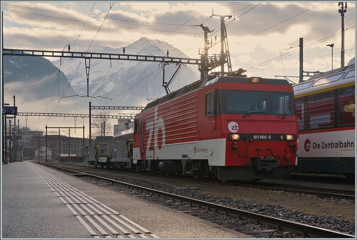 Die Zentralbahn HGe 4/4 II 101 966-0 wartet mit einem kurzen Dienstzug in Meiringen auf die Abfahrt.

17. Februar 2021