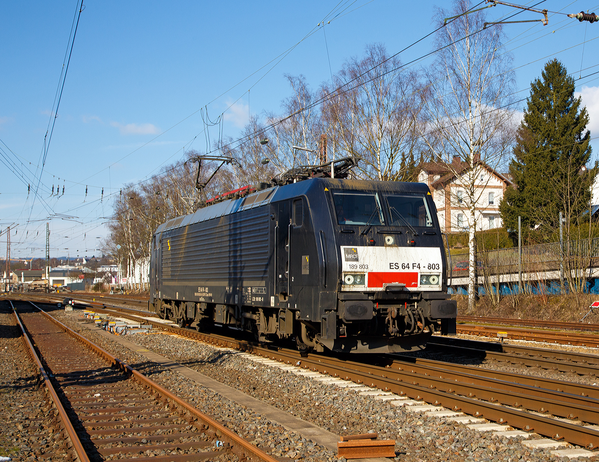 
Die zur Zeit an die DB Cargo vermietete schwarze MRCE Dispolok ES 64 F4 - 803 / 189 803-0 (91 80 6189 803-0 D-DISPO Class 189-VH), ex Siemens / PCW E 189 803, fährt am 24.02.2018 in Kreuztal vom Abstellbereich zum Güterbahnhof, um dort einen Güterzug zu übernehmen. 

Die ES 64 F4 wurde 2011 von Siemens unter der Fabriknummer 21619 gebaut.