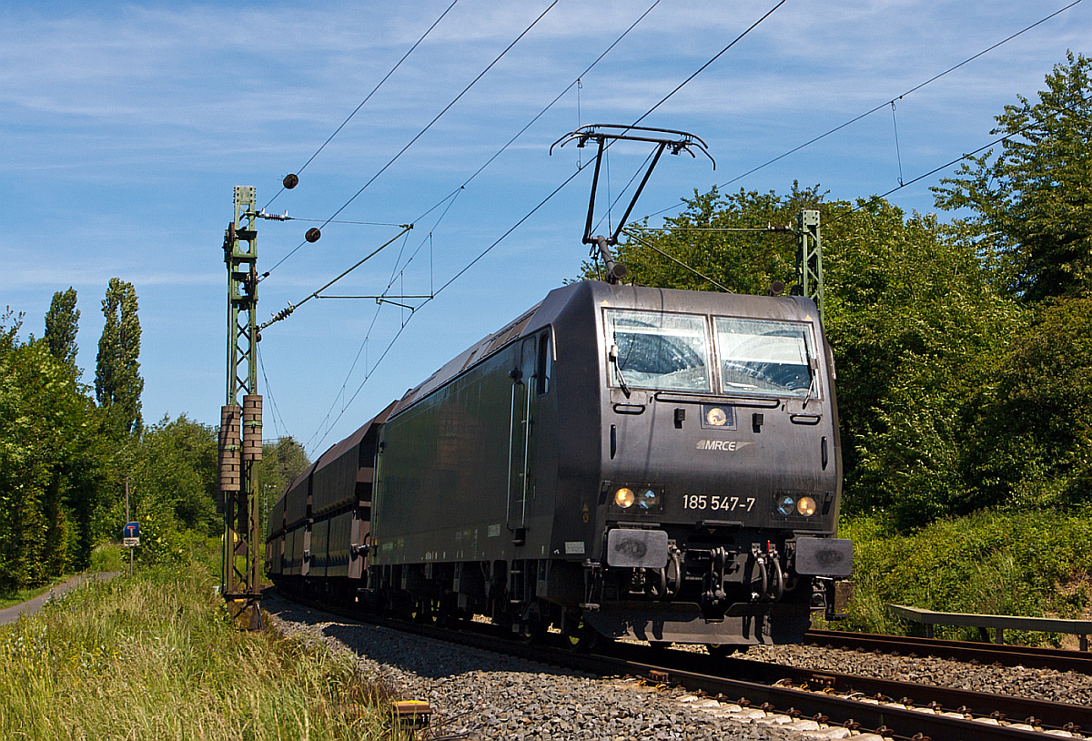 
Die z.Z. f�r die NIAG (Niederrheinische Verkehrsbetriebe AG) fahrende 185 547-7 der MRCE - Mitsui Rail Capital Europe B.V mit einem Kohlenzug f�hrt am 06.06.2014 bei Unkel in Richtung S�den. 

Die TRAXX F140 AC1 (BR 185.1) wurde 2005 von Bombardier in Kassel unter der Fabriknummer 33733 gebaut und an die MRCE geliefert. 
Sie hat die NVR-Nummer 91 80 6185 547-7 D-DISPO und die EBA-Nummer EBA 99A22A 441.
