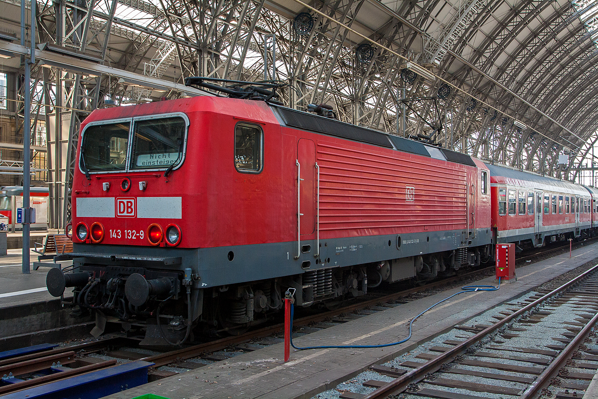 Die143 132-9 (91 80 6143 132-9 D-DB) der DB Regio Hessen, ex DR 243 132-8, steht am 25.05.2012 mit einem Regionalzug im Hbf Frankfurt/Main.

Die Lok wurde 1986 bei LEW (VEB Lokomotivbau Elektrotechnische Werke Hans Beimler Hennigsdorf) unter der Fabriknummer 18508 gebaut und als DR 243 132-8 an die Deutsche Reichsbahn geliefert, 1992 erfolgte die Umzeichnung in DR 143 132-9 und 1994 in DB 143 132-9. Im November 2015 ging die Fa. Bender Rohstoff-Recycling e. K. in Leverkusen-Opladen und wurde dort leider zerlegt.