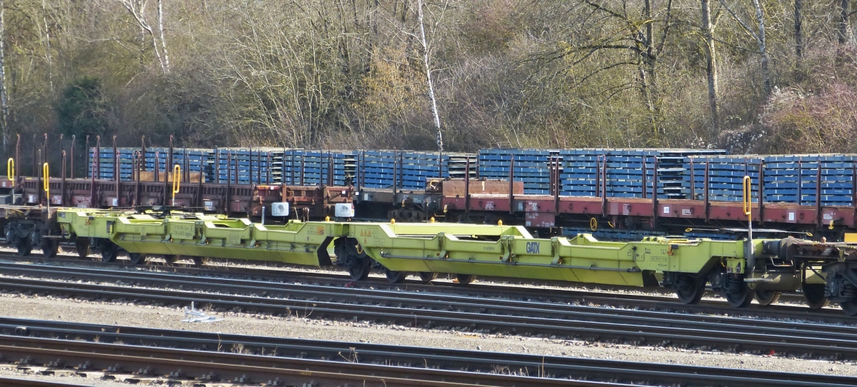 Dieser G�terwagen der Art Sdggmrs (Taschenwagen), 37 80 4956 156-6 TEN D-GATXD, zum Transport von LKW Auflieger war im Bahnhofsvorfeld von Petange in einem Zug eingereiht. 02.2021