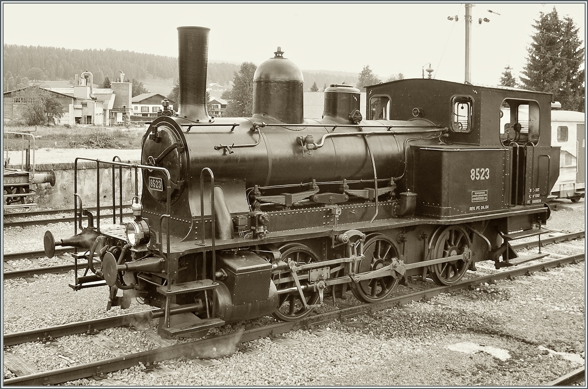 Doch in Le Brassus konnte ich zierliche E 3/3 8523 der CTVJ (Compagnie du Train à vapeur de la Vallée de Joux) ohne störende Elemente fotografieren - leider mit etwas überbelichtetem Himmel...
23. Juli 2006