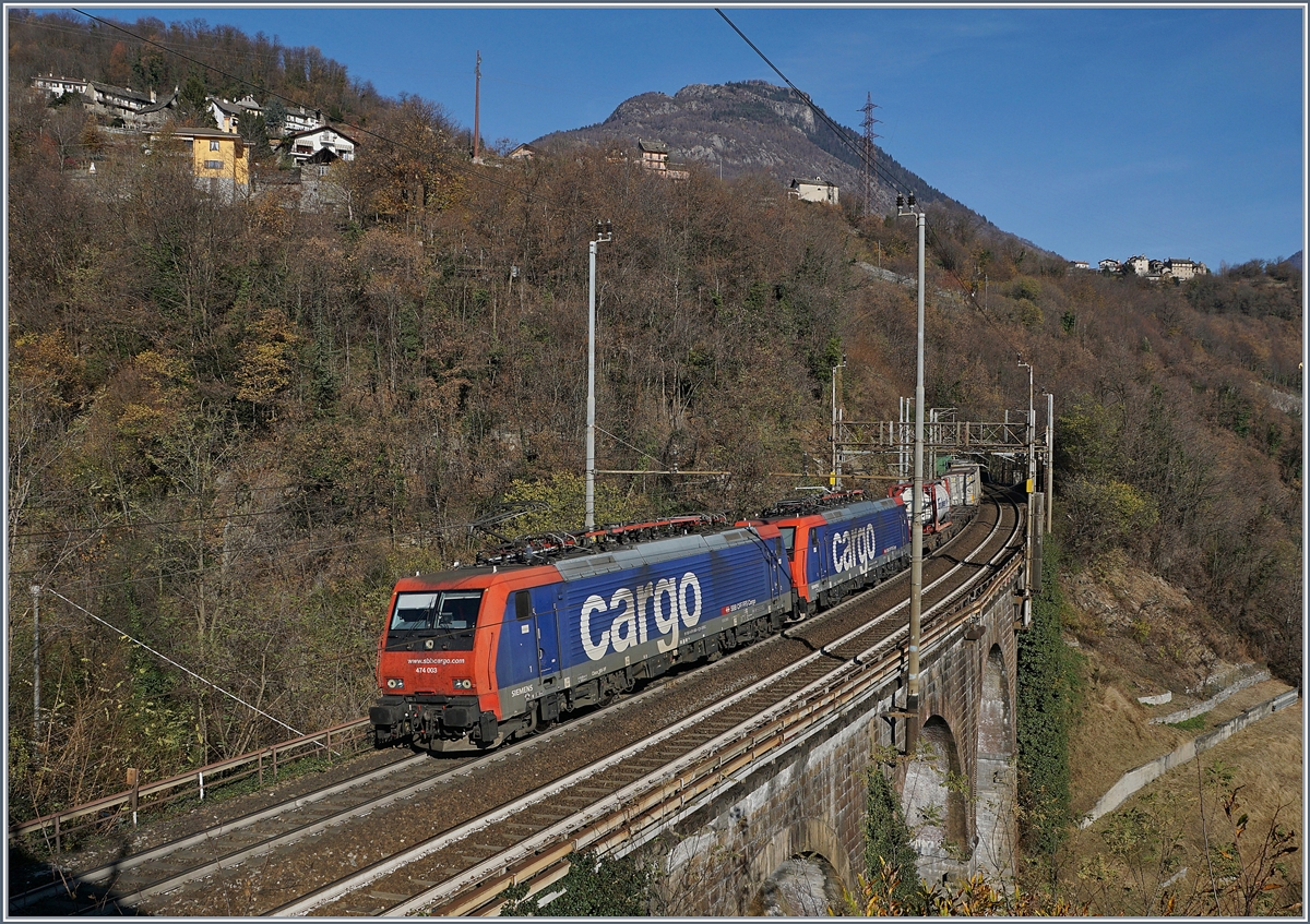 Domodossola war immer eine gute Aderesse, um dort hin und wieder eine SBB Re 474 zu sehen. Doch diese Dienste waren für die RoLa (Freiburg) - Domodossola - Novara vorbehalten. 
Durch die Baubedingte Sperrung der Luino-Strecke verkehren nun (noch bis zum Fahrplanwechsel) diese Züge via Simplon und einige davon werden mit den Re 474 bespannt. Heute hatte ich endlich die Gelegenheit, diese Loks auf der Simplonstrecke fotografieren zu können: SBB Re 474 003 (UIC 91 85 4 474 003-1 CH SBBC) und eine weiter Re 474 mit einen Güterzug Richtung Domodossola bei Preglia.
21. Nov. 2017
