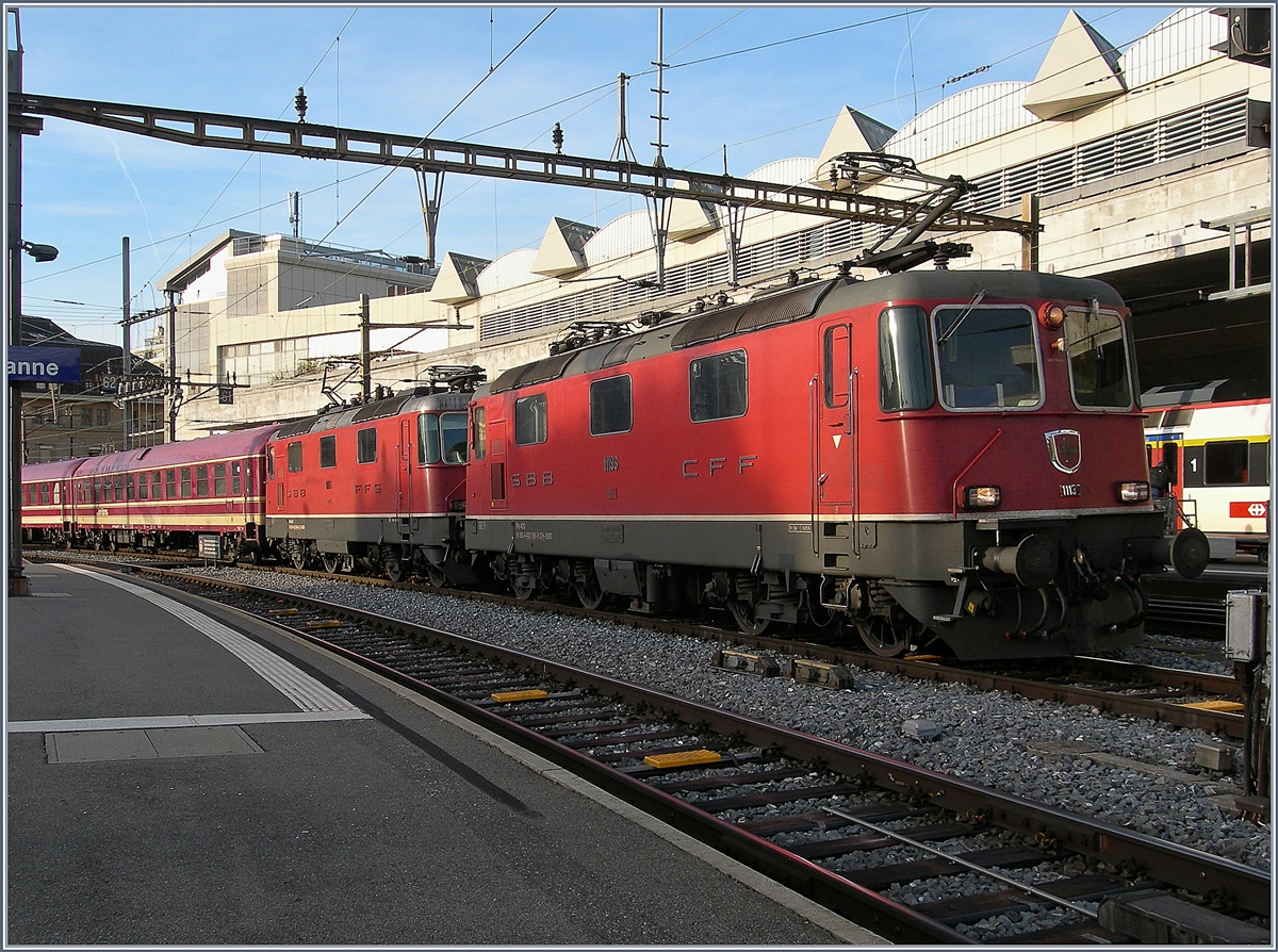 Doppeltraktionen von Re 4/4 II vor Reisezügen sind eher selten . Hier war nicht nur der Zug zu lang, sondern auch der Bahnsteig zu kurz, um ein besseres Bild dieses Sonderzuges in Lausanne zu bekommen. Die führende SBB Re 4/4 II 11196, mit ETCS Level 2 Ausrüstung versehen, legt den Gedanken nahe, dass dieser Leermaterialzug Richtung Wallis unterwegs war. (Die Nummer der zweiten Lok lässt sich leider ablesen).
24. Jan. 2018