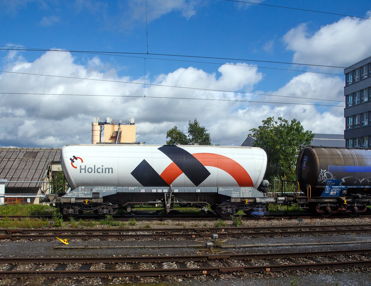 Drehgestell-Zementsilowagen 33 85 932 6 012-2 CH-HOLCH, Gattung Uacns, der  Holcim AG (Schweiz) am 12.09.2017 abgestellt in Z�rich (aufgenommen aus einem Zug heraus). 

TECHNISCHE DATEN: 
Hersteller: Josef Meyer Waggon AG, Rheinfelden Spurweite: 
1.435 mm (Normalspur) 
Anzahl der Achsen: 4 
L�nge �ber Puffer 19.500 mm 
Drehzapfenanstand: 8.500 mm 
Achsabstand im Drehgestell: 1.800 mm 
Eigengewicht: 20.600 kg 
Max. Nutzlast: 69,4  t (ab D3) 
Max. Achslast: 22 t
Gesamtvolumen: 70.000 Liter (2x 35.000 l) 
H�chstgeschwindigkeit: 100 km/h / 120 km/h (leer) 
Ladegut: Zement
