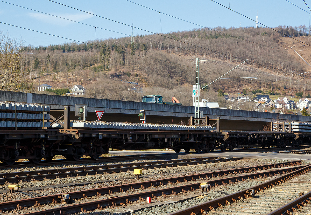 Drehgestellflachwagen für Schwellen 37 80 4726 011-2 D-BBL (P)  der Gattung Slps ein Privatwagen der BBL Logistik GmbH am 24.03.2021 im Zugverband bei der Durchfahrt Richtung Köln auf der Siegstrecke (KBS 460) in Niederschelden. 

Zwischen den einzelnen Wagen können im Baubetrieb Überfahrbrücken, für die Schwellen-Portalkrane vom Umbauzug, eingelegt werden. So können dann die Portalkrane über den ganzen Schwellenzug fahren, um Schellen zu entnehmen bzw. Alt-Schwellen wieder anzulegen,

TECHNISCHE DATEN:
Spurweite: 1.435 mm
Länge über Puffer: 20.700 mm
Drehzapfenabstand: 15.700 mm
Radsatzstand in den Drehgestellen: 1.800 mm
Eigengewicht: 27.050 kg
Maximales Ladegewicht: 52,9 t (ab Streckenklasse C)
Max. Geschwindigkeit: 100 km/h 
kleinster befahrbarer Gleisbogenradius: R 75 m (bei eingelegten Überfahrbrücken R 170 m)
Bremse: KE-GP-A
Bremssohle: IB 116
Verwendungsfähigkeit: RIV
