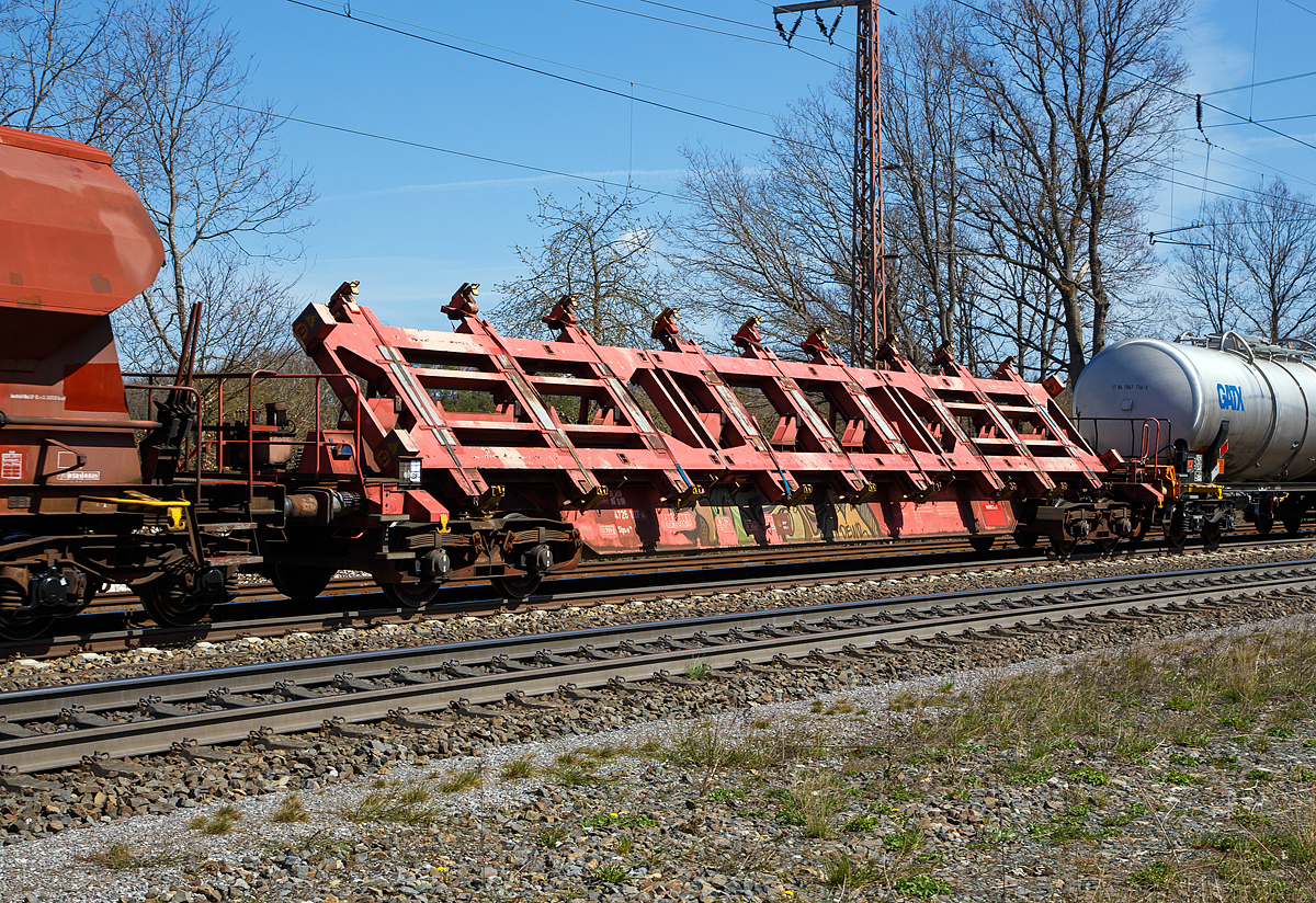 Drehgestellflachwagen für den Transport von Blechtafeln,31 80 4726 107-7 D-DB, der Gattung Slps-u 725, der DB Cargo Deutschland AG, am 22.04.2021 im Zugverband bei der Zugdurchfahrt in Rudersdorf (Kreis Siegen).

Der Slps-u 725 ist ein Schräglader und besonders für den Transport von Großblechen bis zu einer Breite von 5,50 m geeignet. Durch die Schrägstellung der Ladegerüste können Bleche bis zu 3.970 mm ohne Lademaßüberschreitung befördert werden.

Diese Flachwagenbauart ist für den Transport von Großblechen vorgesehen, wobei für die Be- und Entladung die waagerechte Lage des hydraulisch schwenkbaren Ladegerüstes vorteilhaft ist. Zur optimalen Ausnutzung der jeweiligen Begrenzungen beim Transport ist jedoch eine der vielen einstellbaren Schräglagen möglich.

Das vollständig geschweißte Untergestell besteht aus einem Hohlträger, die beiden Hauptquerträger und die Kopfstücke, die für den Einbau der Z-AK vorbereitet sind. Fest verschweißt mit dem Untergestell sind die Tragkonsolen für die Ladegerüste.

Die Ladeeinrichtung besteht aus drei Ladegerüsten, die in Stufen von 2° bis 50° (Mittelgerüst bis 60°) schwenkbar sind. An beiden Seiten des Ladegerüstes sind zur Breiteneinstellung für Ladegüter von 2.850 mm bis 5.500 mm in Stufen von 20 mm von Hand verstellbare Schubriegel vorhanden, die durch Sicherungsbolzen gehalten werden. Zum Sichern des Ladegutes sind die Enden aller Schubriegel mit Halteklauen versehen, im mittleren Bereich sind Ladeschwellen angeordnet. Zur Ladegutsicherung sind an jedem Querträger (Schubriegel) Spanngurte mit Winde und Kantenschutz vorhanden. An den Stirnenden der äußeren Ladegerüste sind kurze feste Rungen zur Aufnahme der Längskräfte vorhanden. Außerdem sind auf den Ladegerüsten versenkbare Rungen zur Aufnahme der Längskräfte bei kurzen Ladungen vorhanden (Längenverteilung).

Das Ladegerüst kann mit dem Ladegut durch eine einfach zu bedienende und betriebssichere hydraulische Einrichtung nach einer Seite geschwenkt werden. Sie besteht aus vier mit einer Synchronisiereinrichtung ausgerüsteten Differentialzylindern, die zwischen Untergestell und Ladegerüst angeordnet sind, einem E-Motor-Pumpen-Aggregat mit Ölbehälter, Sicherheitsventil und drei Handsteuerventilen. Die Ladegerüste werden durch hydraulische Sperrventile in allen Lagen gesichert und zusätzlich in den End- und Zwischenstellungen mechanisch gesichert. Für den Schwenkvorgang von 0° bis 50° werden ca. 5 Minuten benötigt.

TECHNISCHE DATEN:
Achsanzahl: 4
Drehzapfenabstand: 17.000 mm
Achsabstand im Drehgestell: 1.800 mm
Länge über Puffer: 22.040 mm
Max. Ladelänge: 19.000 mm
Eigengewicht: 32.310 kg
Kleinster befahrbarer Radius:
Ladegerüst waagerecht und bis 44° geneigt 60 m
bis 46° geneigt 75 m
bis 48° geneigt 90 m
bis 50° geneigt 140 m
Lastgrenze bei Streckenklasse D: 57,5 t
Bremse: KE-GP-A
Bremssohle: IB 116
Feststellbremse: keine
Verwendungsfähigkeit: RIV