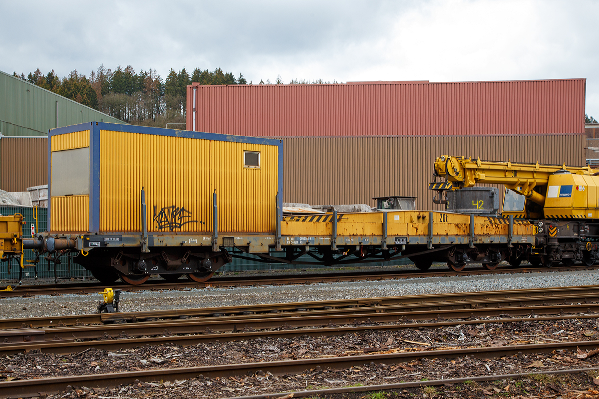 Drehgestellflachwagen mit Rungen als Schutzwagen 80 80 3900 001-9 D-HGUI (Gattung Rs) zum 50t-KIROW-Schienenkran TELVAR 50-1 der Hering Bau (Burbach),  Schweres Nebenfahrzeug Nr. 97 82 35 5019-1, beladen u.a. mit der 20t Traverse, abgestellt am 09.03.2019 in Siegen-Eintracht auf dem Gel�nde der KSW Kreisbahn Siegen-Wittgenstein GmbH.

TECHNISCHE DATEN:
Spurweite: 1.435 mm
L�nge �ber Puffer: 19.900 mm
Drehzapfenabstand: 13.000 mm
Achsabstand im Drehgestell: 2.000 mm
Laufraddurchmesser: 1.000 mm (neu)
L�nge der Ladefl�che: 18.500 mm
H�chstgeschwindigkeit: 100 km/h 
Eigengewicht: 31.900 kg
Maximale Ladegewicht: 48,1 t (ab Streckenklasse C)
Kleinster bef. Gleisbogenradius: R 50 m
Bremse: KE-GP
