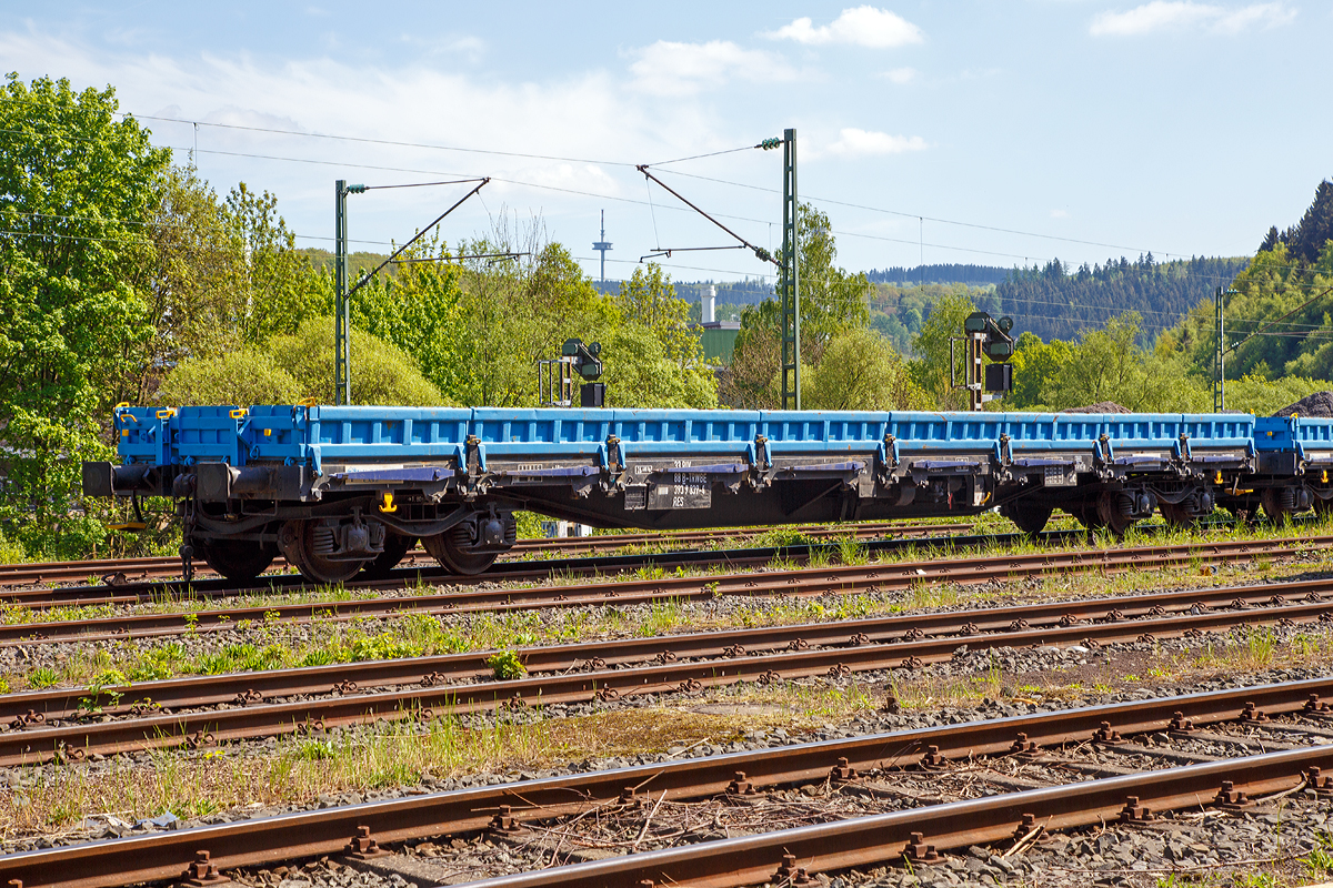 Drehgestellflachwagen mit vier Rads�tzen, mit Seiten- und Stirnwandklappen und mit Rungen, der Gattung Res, der Vermietungsfirma Wagon Care (mit Hauptsitz in Rotterdam), eingestellt unter RIV 33 88 3939 039-4 B-TRWBE, abgestellt am 10.05.2015 in Siegen-Eintracht. 

Technische Daten:
Spurweite: 1.435 mm
Achsanzahl: 4 (in zwei Drehgestellen)
Ladel�nge: 18.500 mm
Ladebreite: 2.650 mm
Ladefl�che: 49,0 m2
L�nge �ber Puffer: 19.900 mm
Drehzapfenabstand: 14.860 mm
Achsabstand im Drehgestell: 1.800 mm
H�chstgeschwindigkeit: 100 km/h (beladen) 120 km/h (leer)
Maximales Ladegewicht: 58 t
Eigengewicht: 26.400 kg