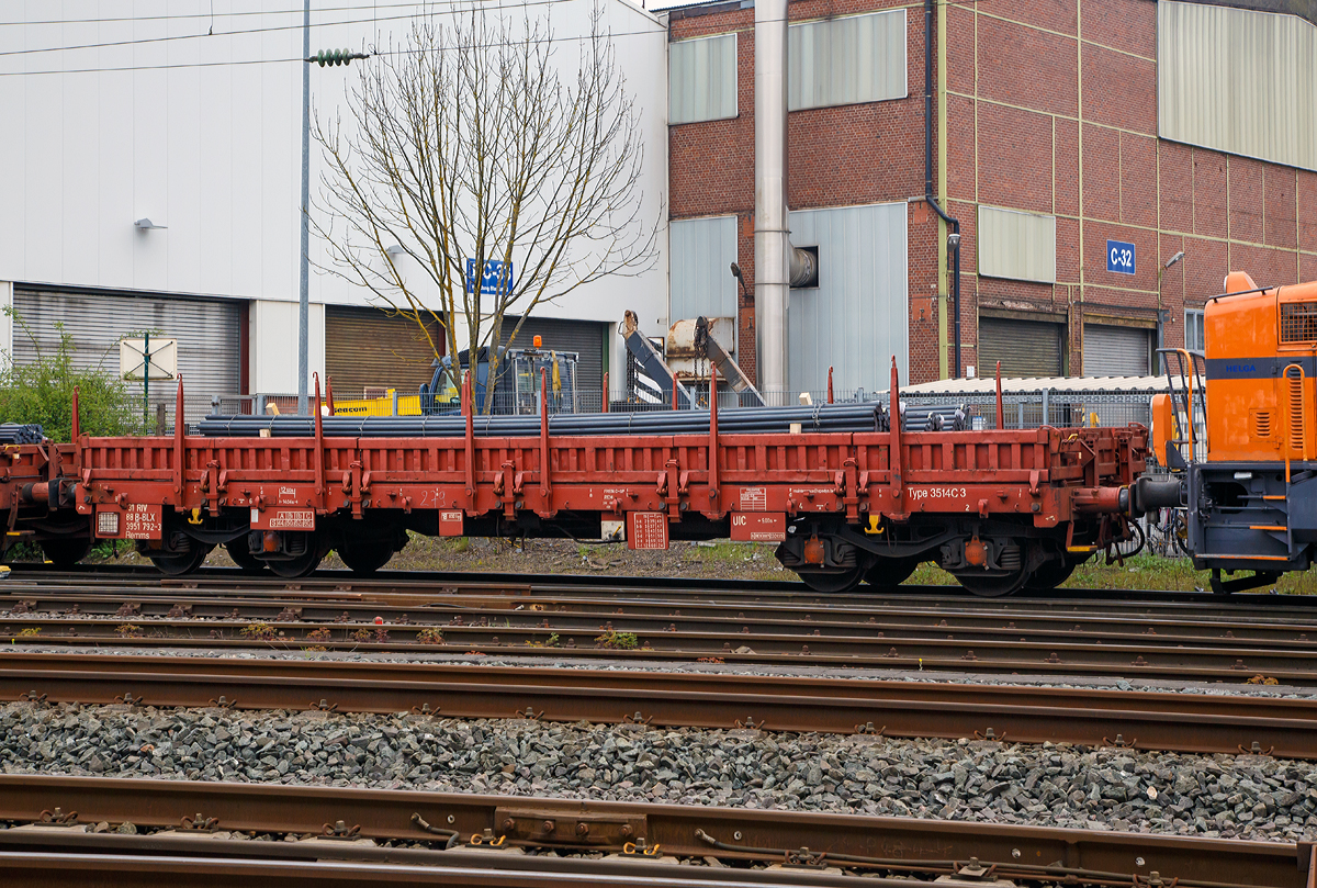 Drehgestellflachwagen mit vier Rads�tzen, mit Seiten- und Stirnwandklappen und mit Rungen RIV 31 88 3951 792-3 B-BLX, Gattung Remms 669, Type 3514 C3 der B Logistics (Frachtgruppe der SNCB/NMBS), am 14.04.2017 mit Rundstahl aus Edelstahl beladen, im Zugverband in Siegen-Geisweid beim Rangieren.

TECHNISCHE DATEN:
Spurweite: 1.435 mm (Normalspur)
Gattung/Bauart: Remms 669, Type 3514 C3
Anzahl der Achsen: 4 in 2 Drehgestellen
L�nge �ber Puffer: 14.040 mm
Drehzapfenabstand: 9.000 mm
Achsabstand in den Drehgestellen: 1.800 mm
Eigengewicht: 18.650 kg
Ladel�nge: 12.644 mm
Ladebreite: 2.780 mm
Ladefl�che: 36,0 m�
H�he der Ladefl�che: 1.235
Maximale Ladegewicht: 60 t (ab Streckenklasse C)
H�chstgeschwindigkeit: 100 km/h 
Kleinster befahrbarer Gleisbogenhalbmesser: 35 m