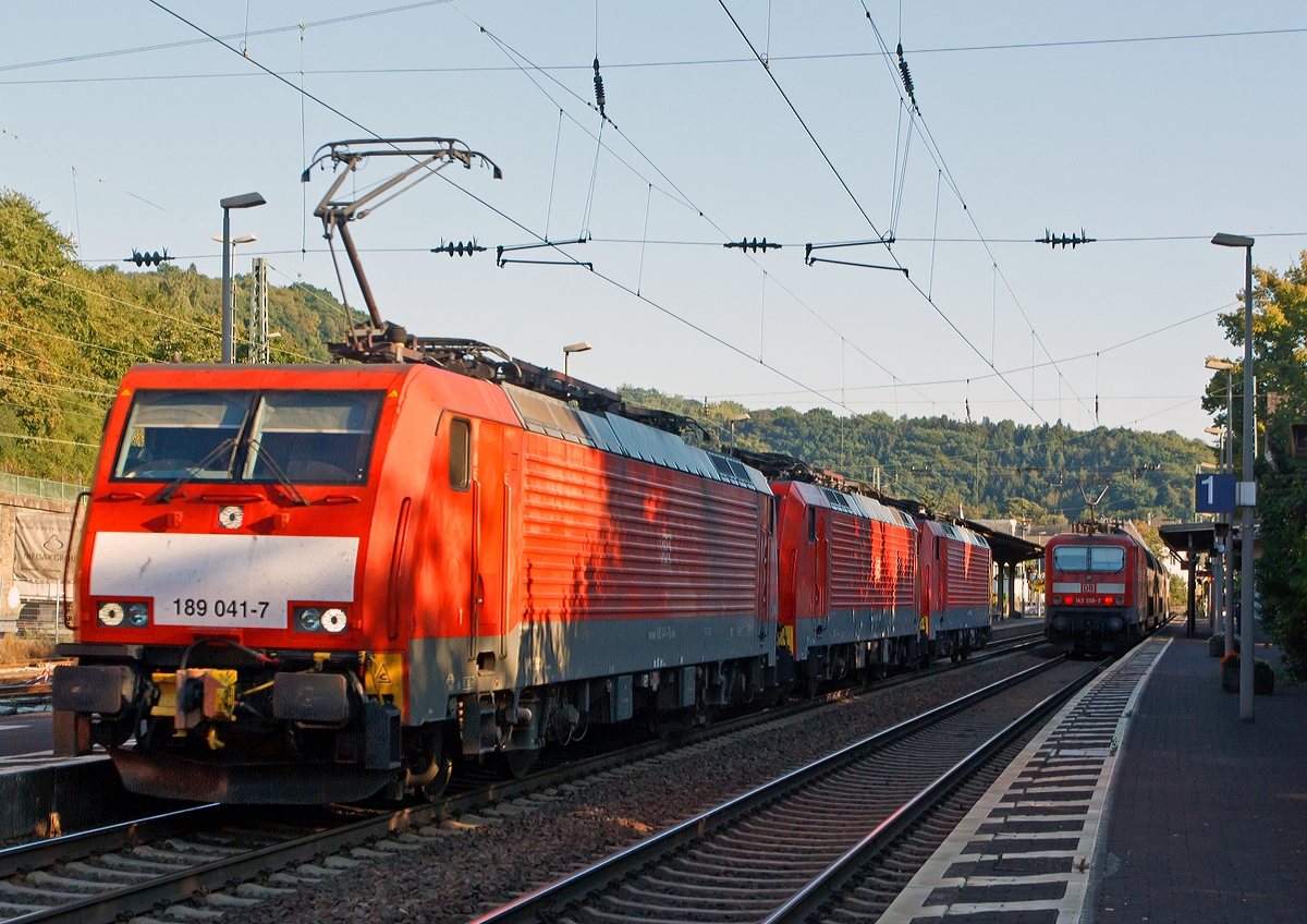 Drei 189er (Siemens ES64F4) der DB Schenker Rail fahren am 05.09.2013 als Lokzug durch den Bahnhof Linz am Rhein in Richtung Norden. Es sind die 189 041-7, 189 047-7 und 189 030-0. 
Die Lok haben vollautomatische UIC-Mittelpufferkupplungen, sie ersparen aufw�ndige Kuppelarbeit und erm�glicht wesentlich schwerere Z�ge zu bewegen. Aus diesem Grund ist sie bis heute bei Erztransporten der DB Schenker Rail Deutschland AG in Gebrauch.