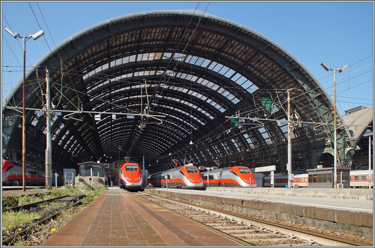 Drei ETR 500  FRECCIAROSSA  in Milano Centrale. 
5. Mai 2014ed