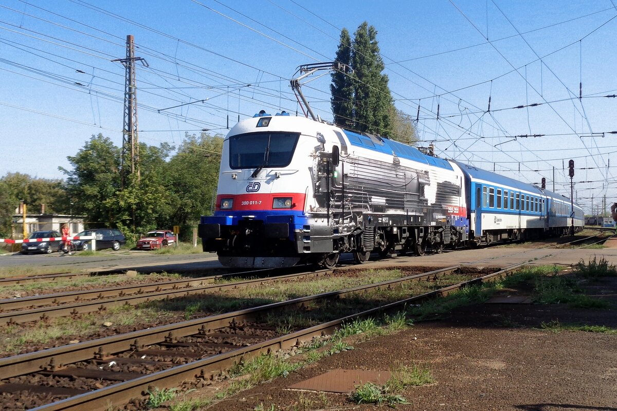 Dreiphasendampf? Am 8 September 2018 dönnert CD 380 011 mit EuroCity METROPOLITAN aus Praha und Bratislava durch rakosrendeszö und ist nür wenige Kilometer entfernt von deren Zielbahnhof Budapest-Nyugati pu.