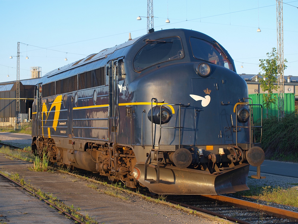 DSB Tjenestelok(Dienstlok)MY 1135 steht in der Abendsonne in Aarhus(Zugang ist �ffentlich). 02.06.2010