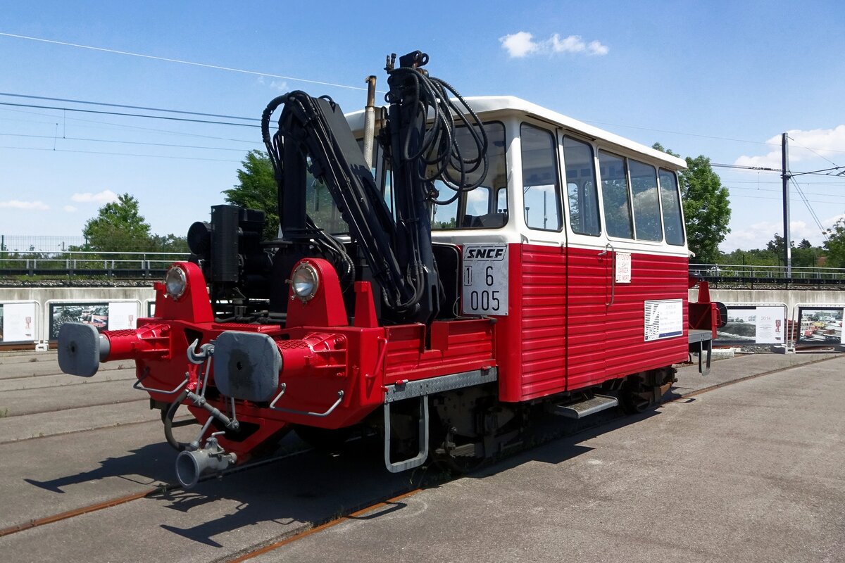 DU 65 6-005 steht am sonnigen 30 Mai 2019 ins Cit� du Train in Mulhouse.
