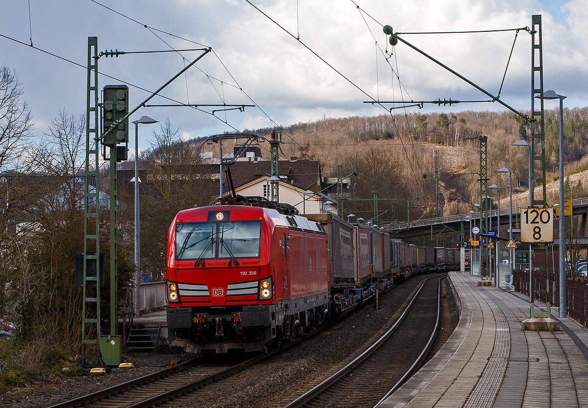 Durch den Felsrutsch bei Kestert, unweit des Loreley-Felsens im Mittelrheintal, ist meistbefahrenste G�terzugstrecke Europas die Rechte Rheinstrecke KBS 466 teilweise versch�ttet worden und gesperrt. Wohl bedingt dadurch fahren nun G�terz�ge �ber die Siegstrecke fast im Blockabstand ....
Die 193 356 (91 80 6193 356-3 D-DB) der DB Cargo Deutschland AG, f�hrt am 19.03.2021 mit einem KLV-Zug durch den Bf Kirchen an der Sieg in Richtung K�ln. Nochmals einen lieben Gru� an der netten Lokf�hrer zur�ck, der mich so freundlich mit Licht- und Handzeichen gr��te. 

Die Siemens Vectron MS wurde 2018 von Siemens Mobility GmbH in M�nchen-Allach unter der Fabriknummer 22479 gebaut und an die DB Cargo Deutschland AG geliefert. Diese Vectron Lokomotive ist als MS – Lokomotive (Mehrsystemlok) mit 6.400 kW konzipiert und zugelassen f�r Deutschland, �sterreich, Schweiz, Italien und die Niederlande (D/A/CH/I/NL), sie hat eine H�chstgeschwindigkeit von 200 km/h.

Die Vectron MS hat folgende Leistungen:
Unter 15kV, 16,7Hz und 25kV, 50Hz Wechselstrom mit 6.400kW;
unter 3kV Gleichstrom mit 6.000 kW sowie
unter 1,5kV Gleichstrom 3.500 kW

Auf dem Dach der Lok befinden sich vier Einholmstromabnehmer
Position A Pantograf f�r AC 1.450 mm breit (f�r Schweiz)
Position B Pantograf f�r DC 1.450 mm breit (f�r Italien)
Position C Pantograf f�r DC 1.950 mm breit (f�r Niederlande)
Position D Pantograf f�r AC 1.950 mm breit (f�r Deutschland, �sterreich), Position D ist hier im Bild vorne.