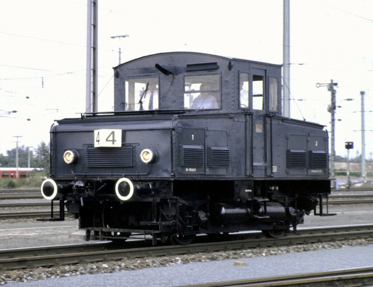 E 0, eine Hamburger Akku-Rangierlok der S-Bahn-/bzw Hochbahn als  Nummerngirl  zeigt die n�chste Kategorie bei der Jubil�ums-Parade 150 Jahre Deutsche Eisenbahn in N�rnberg an, am 14.09.1985.