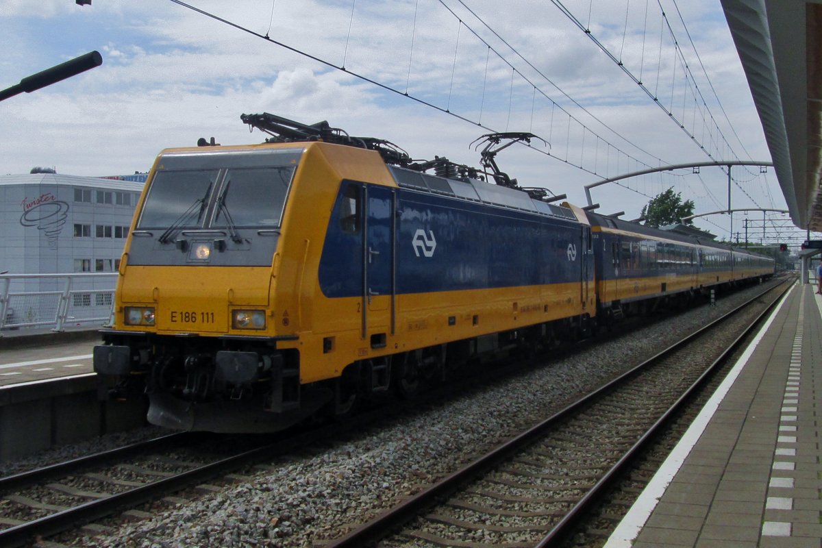E 186 111 durcheilt am 22 Juli 2016 Lage Zwaluwe mit ein IC-Benelux nach bruxelles-Midi.