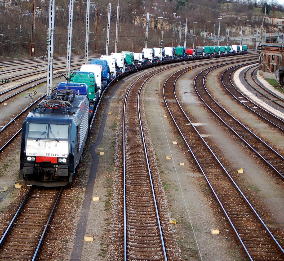 E 189 207  ES 64 F4 207 mit Iveco LKW Sattelzugmaschinen vom Brenner, in Ulm am 30.03.2010.