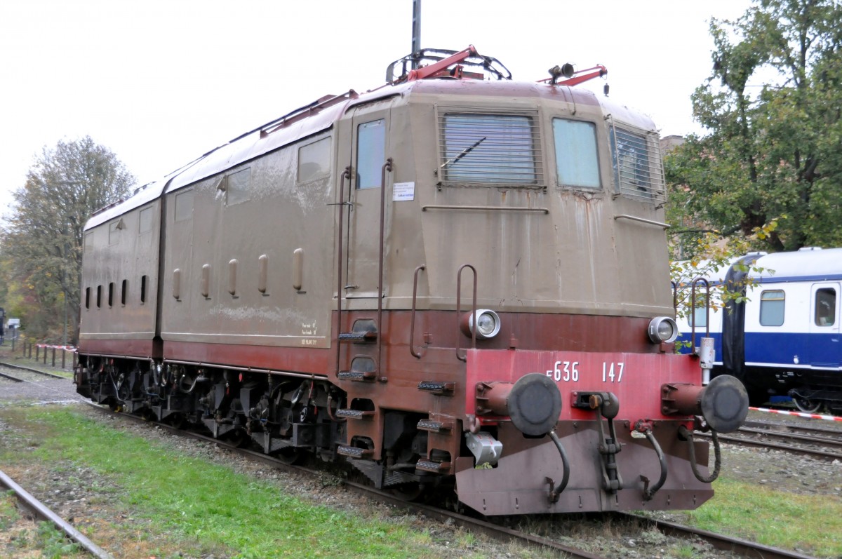 E 636 147 der FS ist eine G�stelok im Bahnpark Augsburg am 25.10.2009.