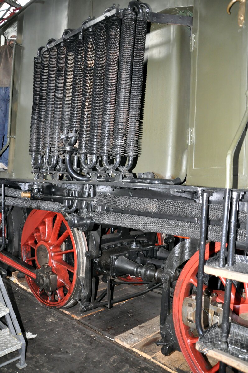 E 71 19 im Bahnpark Augsburg am 25.10.2009. Seite mit Ölkühler.