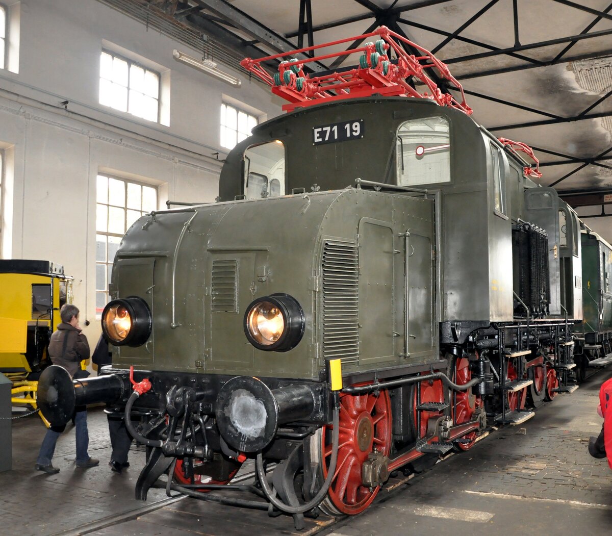 E 71 19 im Bahnpark Augsburg am 25.10.2009. Gesamtansicht.