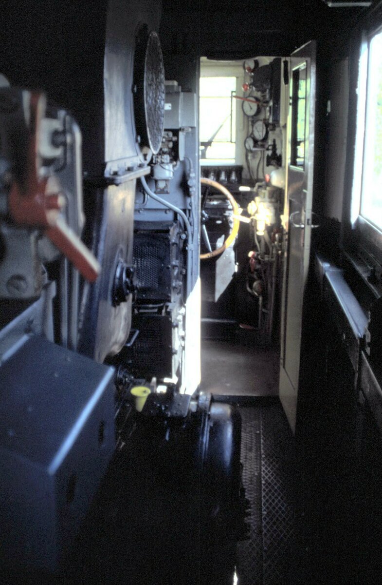 E 75 09 am Tag des Lokführers in Ulm am 20.09.1997. Innengang zum vorderen Führerstand.
