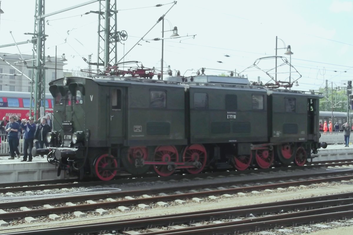 E 77 10 steht am 12 April 2014 in Dresden Hbf.