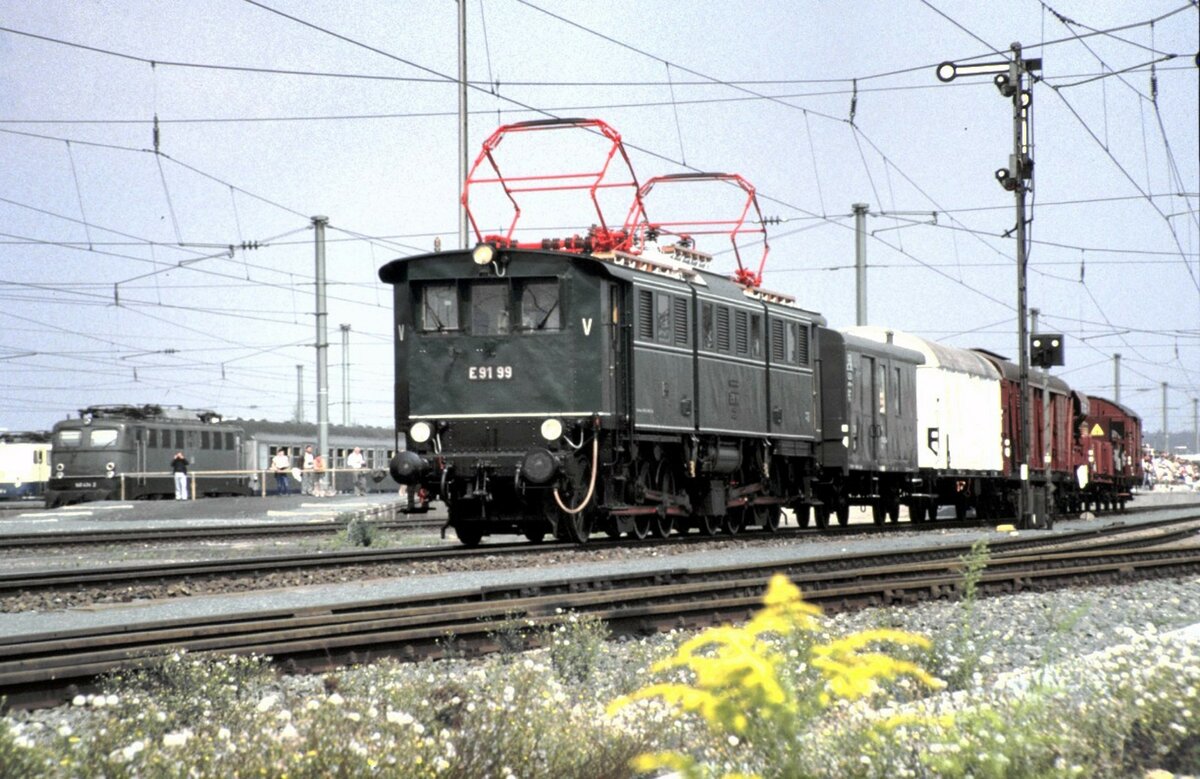 E 91 99 mit gemischtem Güterzug bei der Jubiläumsparade 150 Jahre Deutsche Eisenbahn in Nürnberg am 14.09.1985. 