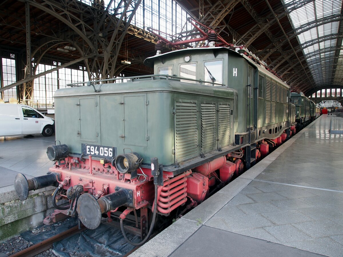 E 94 056 auf Gleis 24 im Hbf Leipzig am 19.07.2019.