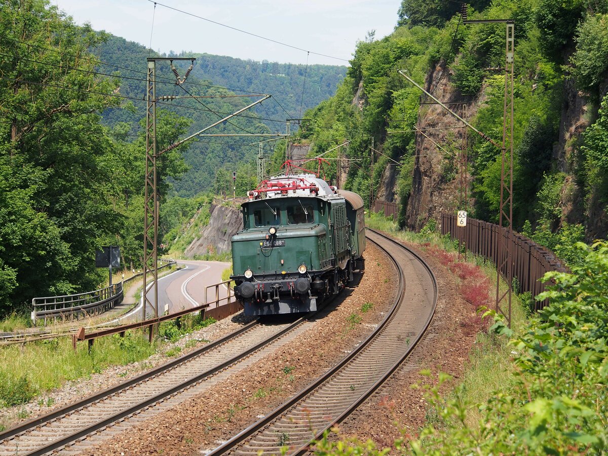 E 94 088 mit Sonderzug auf der Geislinger Steige am 22.06.2014.