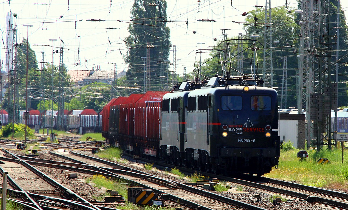 EBS 140 789-9 REV/LD X/20.06.16 und EBS 140 772-5 REV/LD X/29.12.16 mit dem aus Rnoos und Snps Wagen bestehenden  Binderholz  Holztransport. Einfahrt Bremen Hbf 11.06.2022