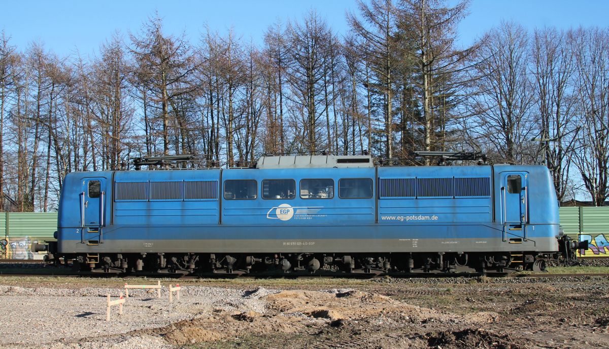 EGP 151 025 verdeckt die L�rmschutzwand Flensburg-Weiche 03.03.2022
