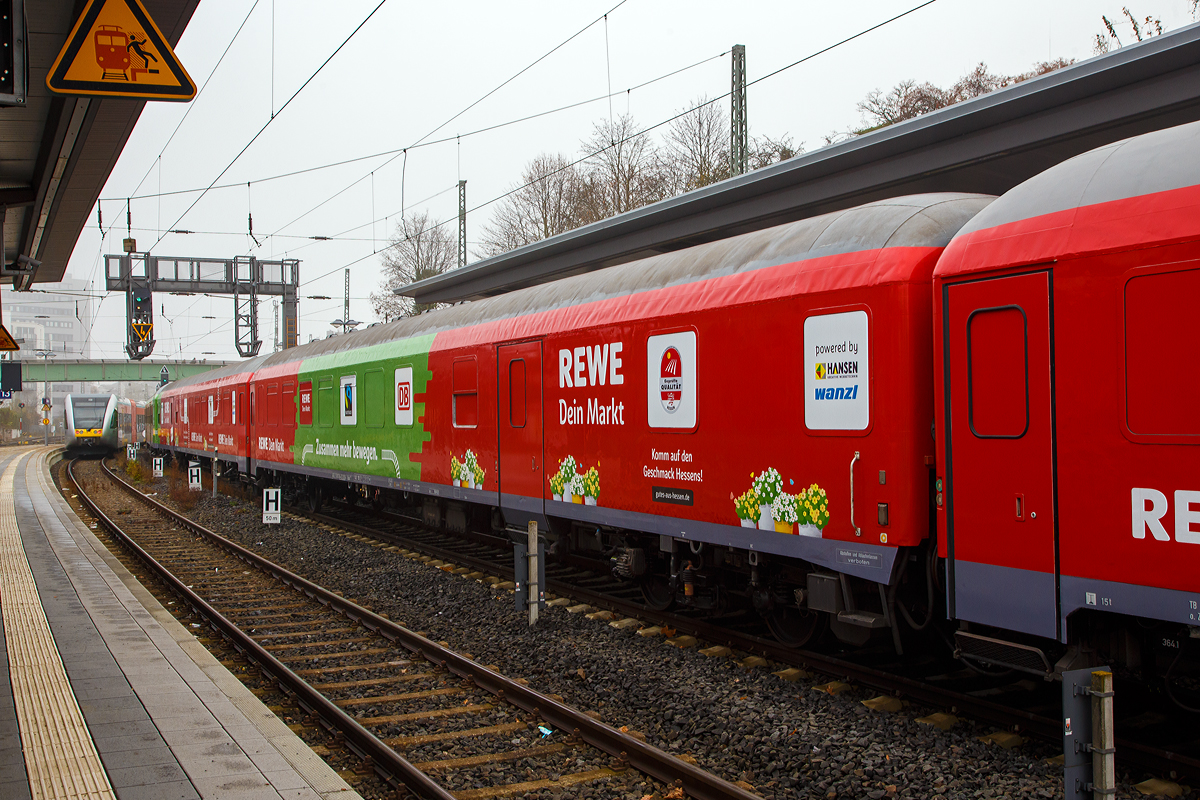 Ehemaliger DB (Silberling) 2. Klasse n-Wagen mit Fahrradabteil (z.Z. Teil als Einkaufsmarktes REWE Dein Markt) D-SEL 50 80 84-33 264-4 Bduu 497.2 der SEL - Schlünß Eisenbahn Logistic (Wankendorf), eingereiht in den REWE - Supermarkt-Zug, hier am 12.11.2021 im Bahnhof Gießen.

Der n-Wagen, ex Silberling, wurde, als 2. Klasse Reisezugwagen für den Nahverkehr mit Gepäckabteil der Gattung BDms 273 von der Waggon Union in Berlin 1975 unter der Fabriknummer 19 181 gebaut und als D-DB 51 80 82-70 105-4 an die Deutschen Bundesbahn geliefert. Im DB Werk Halberstadt wurde er1999 zum 2. Klasse Wagen mit Fahrradabteil in den D-DB 50 80 84-33 264-4 Bduu 497.2 modernisiert. Vermutlich 2020 wurde der Wagen an die Schlünß Eisenbahn Logistic in Wankendorf verkauft. Der Innenraum wurde (evtl. vorübergehend) entkernt und ist zurzeit Teil eines aus drei Wagen bestehenden Supermarktes. Aktueller Innenraum siehe: http://hellertal.startbilder.de/bild/allgemein-europa~werbezuege~rewe-supermarkt-zug-9/756315/einkaufen-im-zugam-12112021-im-rewe.html

TECHNISCHE DATEN (laut Anschriften):
Spurweite: 1.435 mm (Normalspur)
Länge über Puffer: 26.400 mm
Wagenkastenlänge: 26.100 mm
Wagenkastenbreite:  2.825 mm
Höhe über Schienenoberkante: 4.050 mm
Drehzapfenabstand: 19.000 mm
Achsstand im Drehgestell: 2.500 mm
Drehgestellbauart: Minden-Deutz 340
Leergewicht: 37 t
Sitzplätze: 59 (wenn eingerichtet)
Höchstgeschwindigkeit:  140 km/h
Bremsbauart: KE-GPR-A (D)
Toiletten: 1, geschlossenes System (wenn eingerichtet)
Zulassung: Deutschland und Schweiz