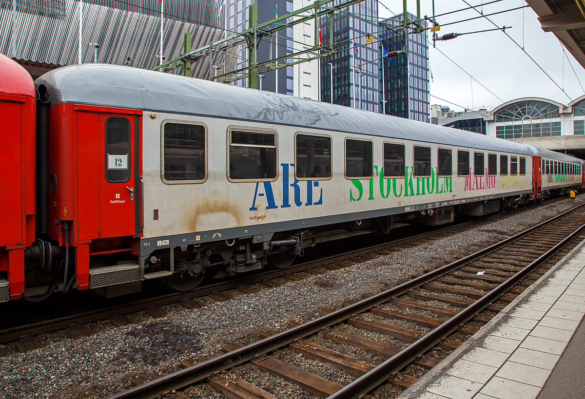 Ehemaliger DB UIC-X-Wagen bzw. m-Wagen (Bm 235 - Schnellzugwagen)...
Der Snälltåget 2. Klasse Reisezugwagen A-SNALL 61 81 22-90 056-5  Bmpz als Wagen 12 vom Snälltåget Nachtzug Åre-Stockholm-Malmö am 21.03.2019 in Stockholm Central (Hauptbahnhof). 

Die Reisezugwagen ist ein für 200 km/h zugelassener ehemaliger Bm 234 DB UIC-X-Wagen bzw. m-Wagen (Schnellzugwagen), er wurde 1975 von der Wagon Union (WU) in Berlin-Borsigwalde gebaut und an die DB geliefert, wo
als D-DB 51 80 22-70 770-8 der Gattung Bm 234 für eingereiht wurde. 1982 wurde er zum 51 80 22-70 770-8 Bm 235 umgebaut. Vermutlich 1995 ging er als B12 ICK-Reisezugwagen (50 84 22-37 932-3) an die NS und wurde 2013 an die Hector Rail nach Schweden verkauft, 2017 ging er an die Snälltåget, wo er als 61 81 22-90 056-5 A-SNALL Bmpz geführt wird.                                                  

TECHNISCHE DATEN:
Länge über Puffer: 26.400 mm
Wagenkastenlänge: 26.100 mm
Wagenkastenbreite:  2.825 mm
Höhe über Schienenoberkante: 4.050 mm
Drehzapfenabstand: 19.000 mm
Achsstand im Drehgestell: 2.500 mm
Drehgestellbauart: Minden-Deutz 366
Leergewicht: 42,9 t
Höchstgeschwindigkeit: 200 km/h
Sitzplätze: 74
Toiletten: 1, geschlossenes System
Bremse: KE-CPR-Mg (D)
