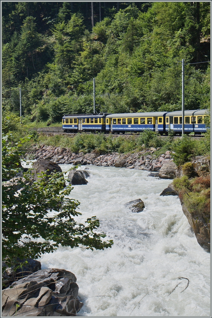 Eigentlich nicht meine Art, Züge so von inten zu fotografieren, doch hier, im engen Tal der  Weissen Lütschine  zwischen Wildersdwill und Sandweid passt es. 
6. August 2015