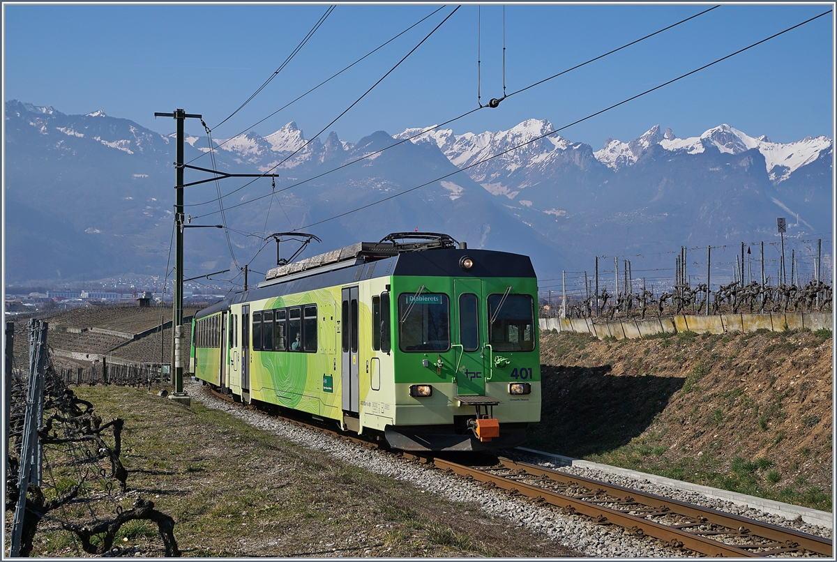 Eigentlich recht gut im Bild verdeckt der ASD BDe 4/4 401 in den Rebbergen oberhalb von Aigle den Bild auf das Schloss von Aigle...

23.Feb 2019
