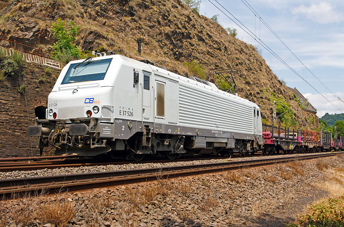 
Eigentlich wollte ich am 22.06.2014 bei dem Parkplatz in Kobern-Gondorf nur austreten....
Da kam die wei�e PRIMA E 37 526 der CBRail mit einem G�terzug (beladen mit Rundst�hlen) aus Richtung Koblenz um die Ecke. 

Die Mehrsystemlok Alstom Prima EL3U/4 wurde 2009 unter der Fabriknummer CON 026 von Alstom gebaut und an die CBRail (heute Macquarie European Rail, Luxembourg) geliefert. Sie hat die NVR-Nummer 91 87 0037 526-7 F-CBR.

Technische Daten:
Spurweite: 1.435 mm (Normalspur)
Achsformel: Bo’Bo’
L�nge �ber Puffer: 19.520 mm
Drehzapfenabstand: 10.600 mm
Achsabstand im Drehgestell: 2.600 mm
Raddurchmesser (neu): 1.150 mm
H�he: 4.310 mm
Breite: 2.857 mm
Dienstgewicht: 89 t
Achslast: 22,25 t
H�chstgeschwindigkeit: 140 km/h (F) / 120 km/h (D)
Dauerleistung: 4.200 kW
Anfahrzugkraft: 320 kN
Stromsystem: 1,5 kV= / 25 kV, 50 Hz AC sowie 15 kV, 16,7 Hz AC
Anzahl der Fahrmotoren: 4