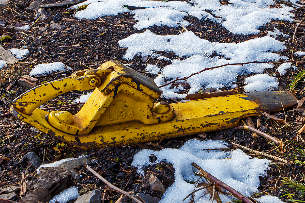 
Ein abgelegter Hemmschuh LiBo am 08.02.2015 in Herdorf (KSW - Freien Grunder Eisenbahn). 

Hemmschuhe werden beim Rangieren von Eisenbahnwagen verwendet, hier in erster Linie im Abstoß- und Ablaufverfahren. Seine Unterseite muss auf das Profil der Schiene passen, auf der er verwendet werden soll. Aus diesem Grund gibt es mehrere Hemmschuhformen für die verschiedenen Schienenprofile. 