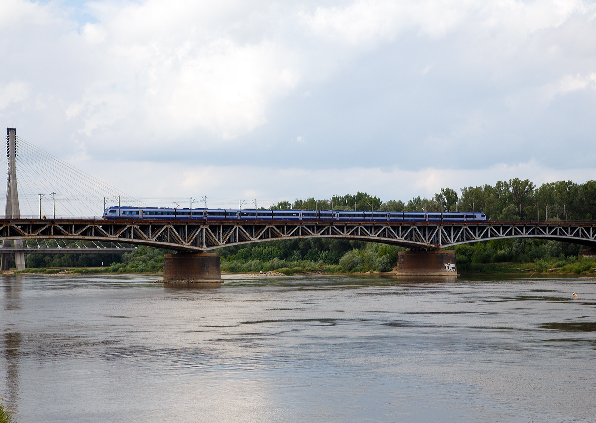 
Ein achtteiliger Stadler Flirt 3 der PKP IC (Polskie Koleje Państwowe), PKP Baureihe ED 160, �berquert am 26.06.2017 in Warschau auf der Most Średnicowy die Weichsel in Richtung Osten.

Im November 2013 bestellte PKP Intercity 20 achtteilige Elektro-Mehrfach-FLIRTs von dem Lieferkonsortium Stadler Polska Sp. zoo. und Newag SA. Stadler wird auch f�r die technische Wartung der Fahrzeuge f�r 15 Jahre verantwortlich sein. Die Z�ge sind f�r die IC-Verbindungen Warschau, Szczecin, Gdynia, Olsztyn, Kattowitz und Krakau. 

Die Triebz�ge sind f�r eine Geschwindigkeit von 160 km/h ausgelegt und mit ETCS Level 2 ausgestattet. Die Z�ge, die v�llig barrierefrei sind, verf�gen �ber erste und zweite Klasse Abteile, sowie ein Bistro. Der gro�z�gige, klimatisierte Innenraum erm�glicht es den Fahrg�sten, bequem zu reisen. Ein visuelles und akustisches Fahrgastinformationssystem bietet Reisenden relevante Informationen.

Die beiden Fahrzeugenden ruhen auf den Triebdrehgestellen, dann folgen 3 Jakobs-Drehgestelle, das Ende des 4. und der Anfang des 5. Wagenteils ruhen jeweils auf einem Lauf-Drehgestell.

TECHNISCHE DATEN:
Anzahl der Fahrzeuge: 20
Baujahr/Inbetriebnahme: 2015
Spurweite: 1.435 mm (Normalspur)
Achsanordnung: Bo '2' 2 '2' 2 '+ 2' 2 '2' 2 'Bo'
L�nge �ber Kupplung: 152.900 mm
Fahrzeugbreite: 2.820 mm
Fahrzeugh�he: 4.120 mm
Leergewicht: 257 t
Achsabstand in den Motor-Drehgestellen (2 St�ck): 2.500 mm
Achsabstand in den Jacobs-Drehgestellen (6 St�ck): 2.700 mm
Achsabstand in den Lauf-Drehgestellen (2 St�ck): 2.500 mm
Treibraddurchmesser (neu): 920 mm
Laufraddurchmesser (neu) der Jacobs-Drehgestelle: 760 mm
Laufraddurchmesser (neu) der Lauf-Drehgestelle: 920 mm
Dauerleistung am Rad: 2.000 kW
Max. Leistung am Rad: 3.000 kW
H�chstgeschwindigkeit: 160 km/h
Stromsystem: 3 kV DC
Startbeschleunigung, brutto: 0,6 m/s�
Sitzpl�tze: 60 Erste Klasse / 294 Zweite Klasse + 6 Klappsitze