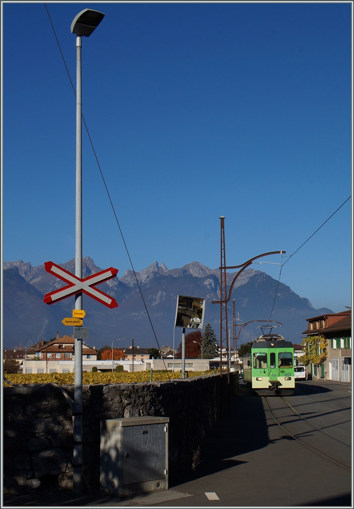 Ein ADS Regionalzug von Aigle nach Les Daiblerets als  Strassenbahn  zwischen Aigle und Aigle Dépôt. 
1. No.v 2015