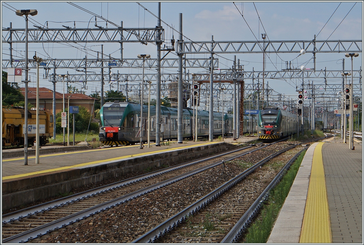Ein ATR 125 nach Lecco und ein ETR 425 nach Tirano erreichen Monza. 
22. Juni 2015