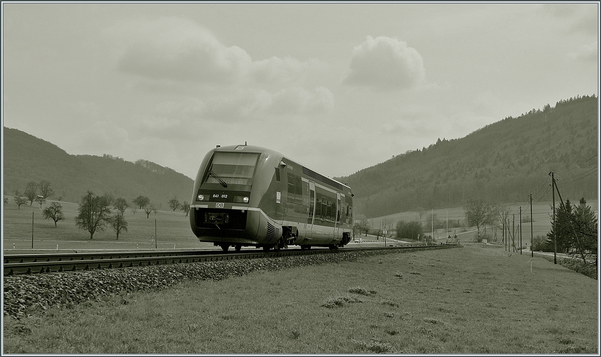 Ein auf den ersten Blick eher banales Bild, doch der DB 641 012, der bei Neunkirch auf der eingeleisigen Strecken durchs Klettgau bei Kilometer 352.4 auf dem Weg nach Erzingen (Baden) unterwegs ist, gewinnt erst beim Betrachten eines Vergleichsbild aus neuerer Zeit seinen Reiz.

8. April 2010