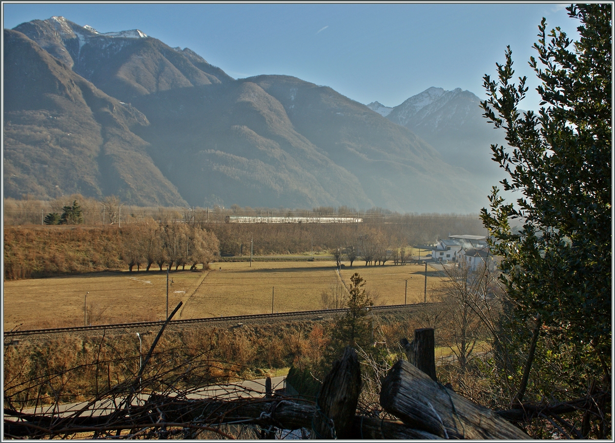 Ein Bild, welches weniger den Zug, als die Winterstimmung wieder geben soll...
bei Domodossola, den 17. Dez. 2013