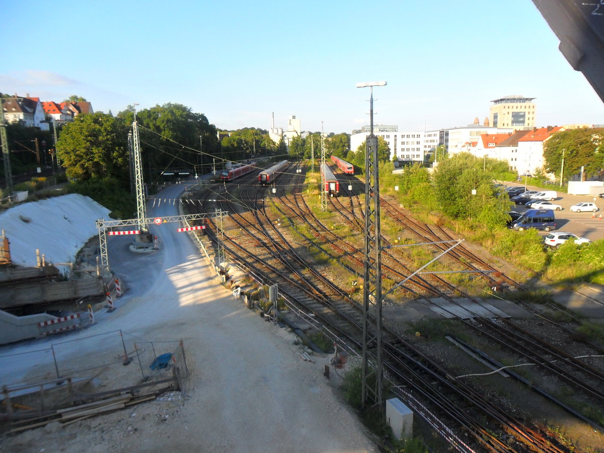 Ein  Blick auf eine Ulmer Abstellanlage neben dem Ulmer Landratsamt.

Zu sehen mehrere N - Wagen; 3 611er darunter 611 013, 611 032 und 611 029; und ein Triebwagen der Baureihe 440.

Juli 2016