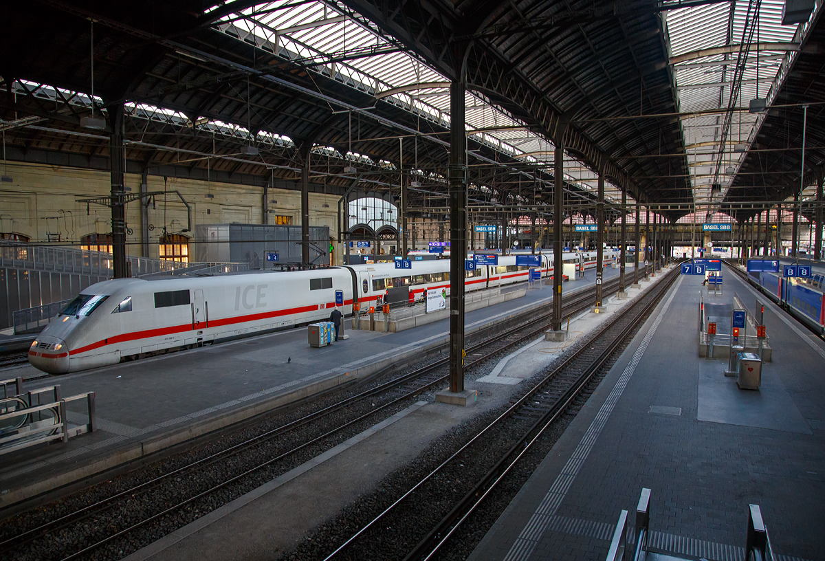 
Ein Blick in die Bahnsteighalle vom Bahnhof Basel SBB am 16.09.2017. Gerade fährt der ICE 1 Tz 90  Ludwigshafen am Rhein  von Baden-Baden ein.  Zu dieser Zeit konnten die Züge nur von und bis Baden-Baden verkehren, da bei einer Tunnelbaustelle bei Rastatt ein großes Loch entstanden war und die Rheintalbahn somit dort gesperrt war.